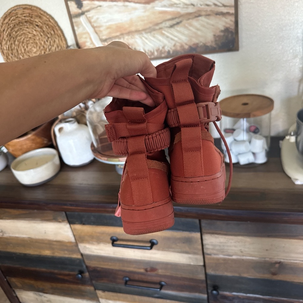 Nike High-Top Suede Sneakers in dusty peach - Picture 3 of 4